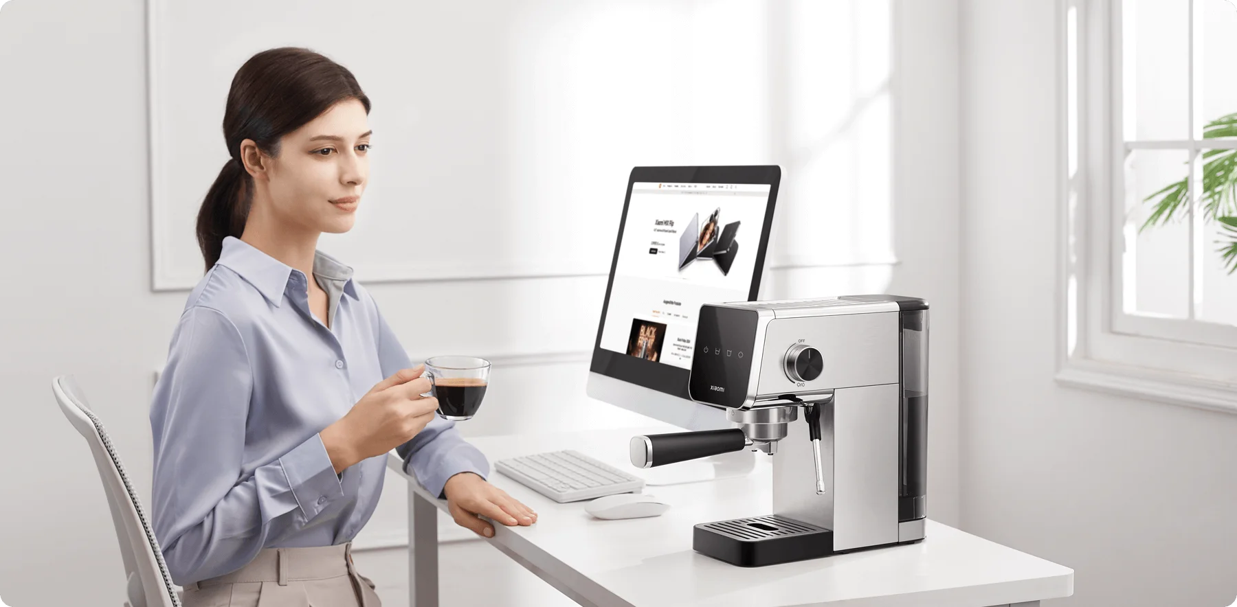 За компактным офисным столом