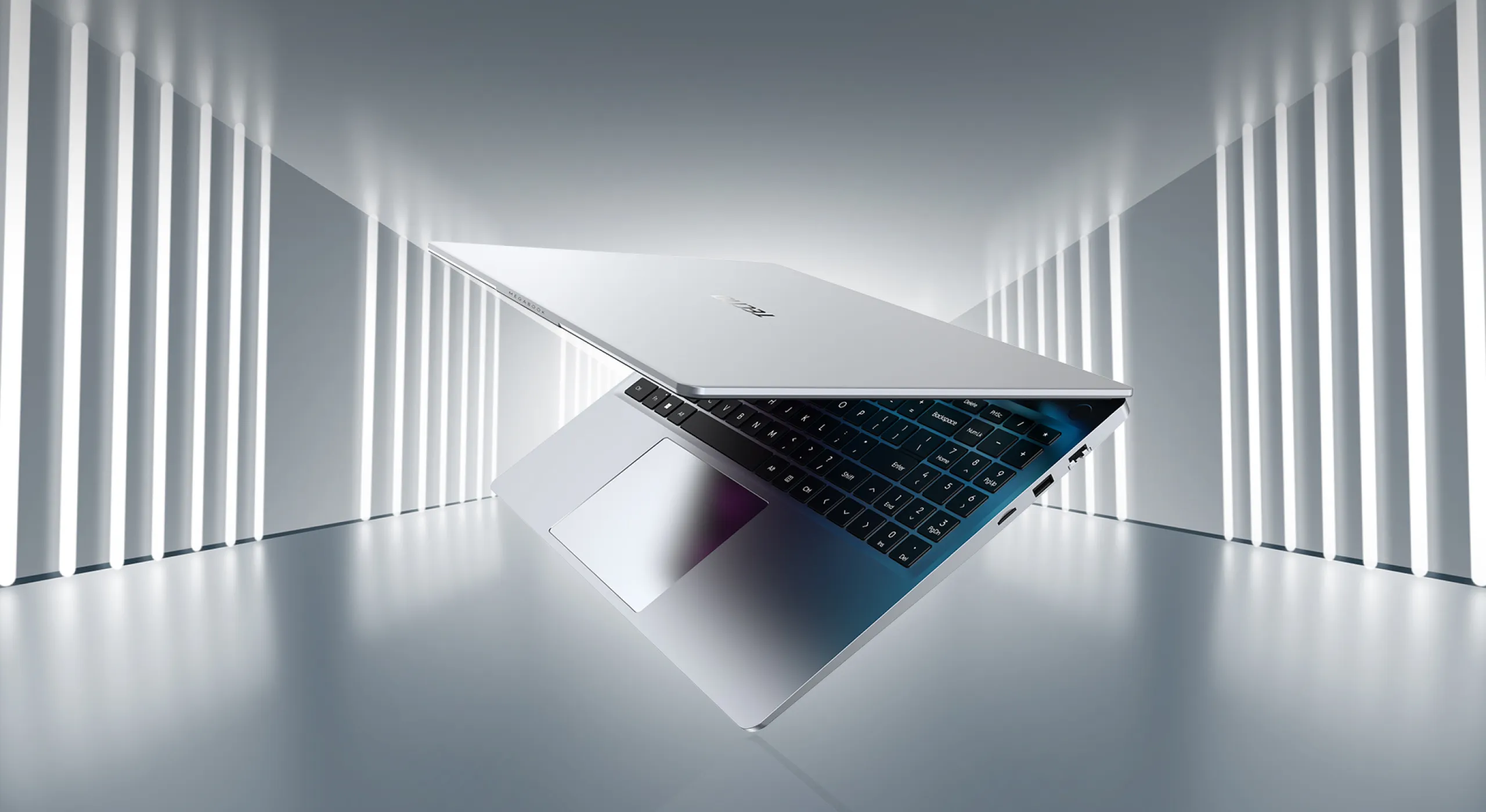 Тонкий металлический корпус