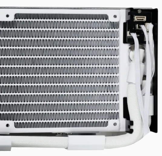 Кроме того, USB-кабели питания и передачи данных встроены непосредственно в охлаждающие трубки, что делает крышку полностью свободной от проводов и позволяет более организованно разместить внутреннее пространство компьютера.