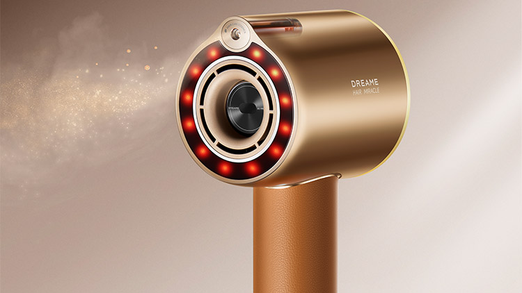 Проникает через пряди и достигает корней