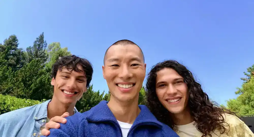 Новая фронтальная камера Center Stage. Гибкие возможности компоновки кадра. Более продуманные групповые селфи. И многое другое.