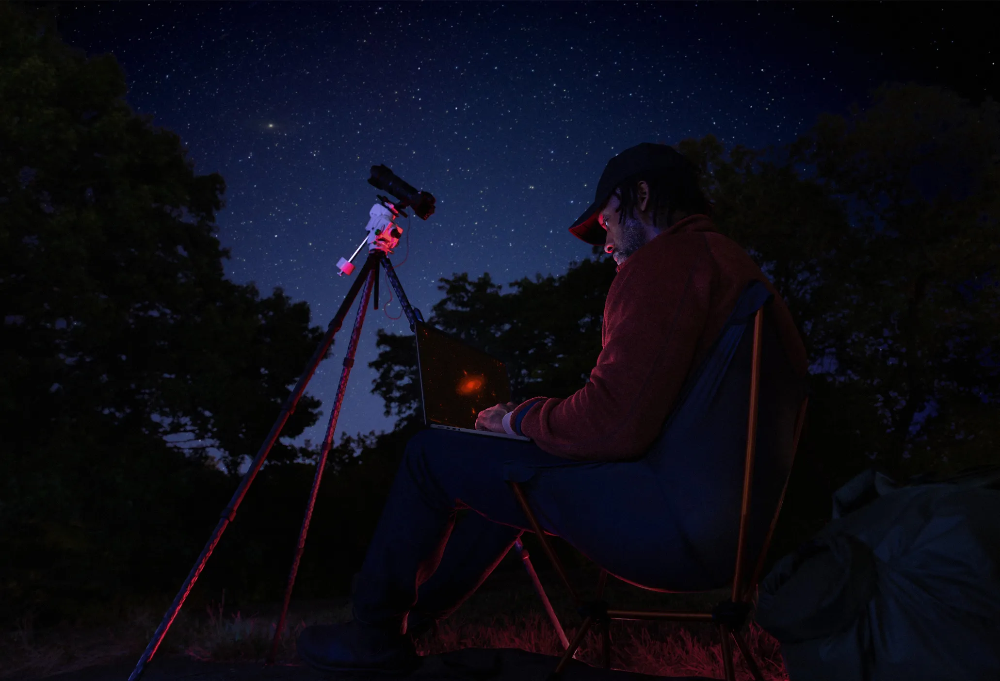 Работает от батареи целый день . Экспериментируйте с розетками.