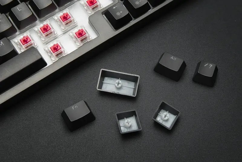 Колпачки для клавиш из PBT-пластика, изготовленные методом двойного литья.